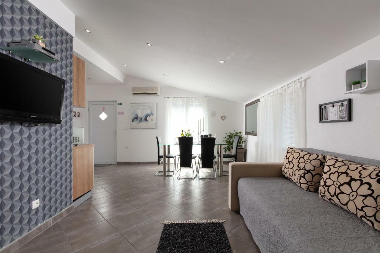 Apartments Bubalo โอมิช ภายนอก รูปภาพ